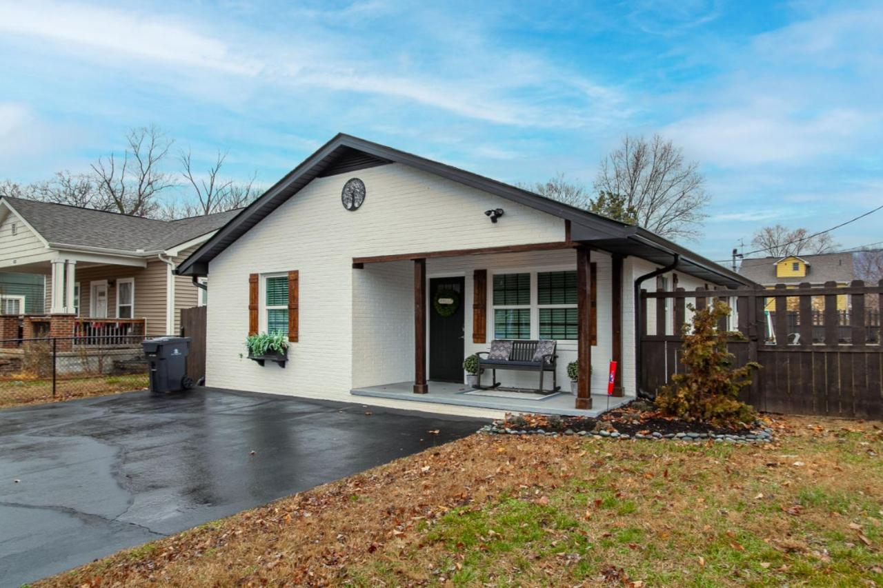 Blue Valley Inn - Hot Tub & Spacious Play Area! Knoxville Exterior photo